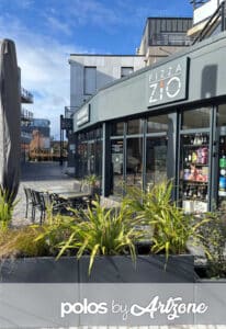 Polo noir personnalisé avec logo Pizza Zio Lesquin brodé sur la poche poitrine, réalisé par Art Zone dans les Hauts-de-France.