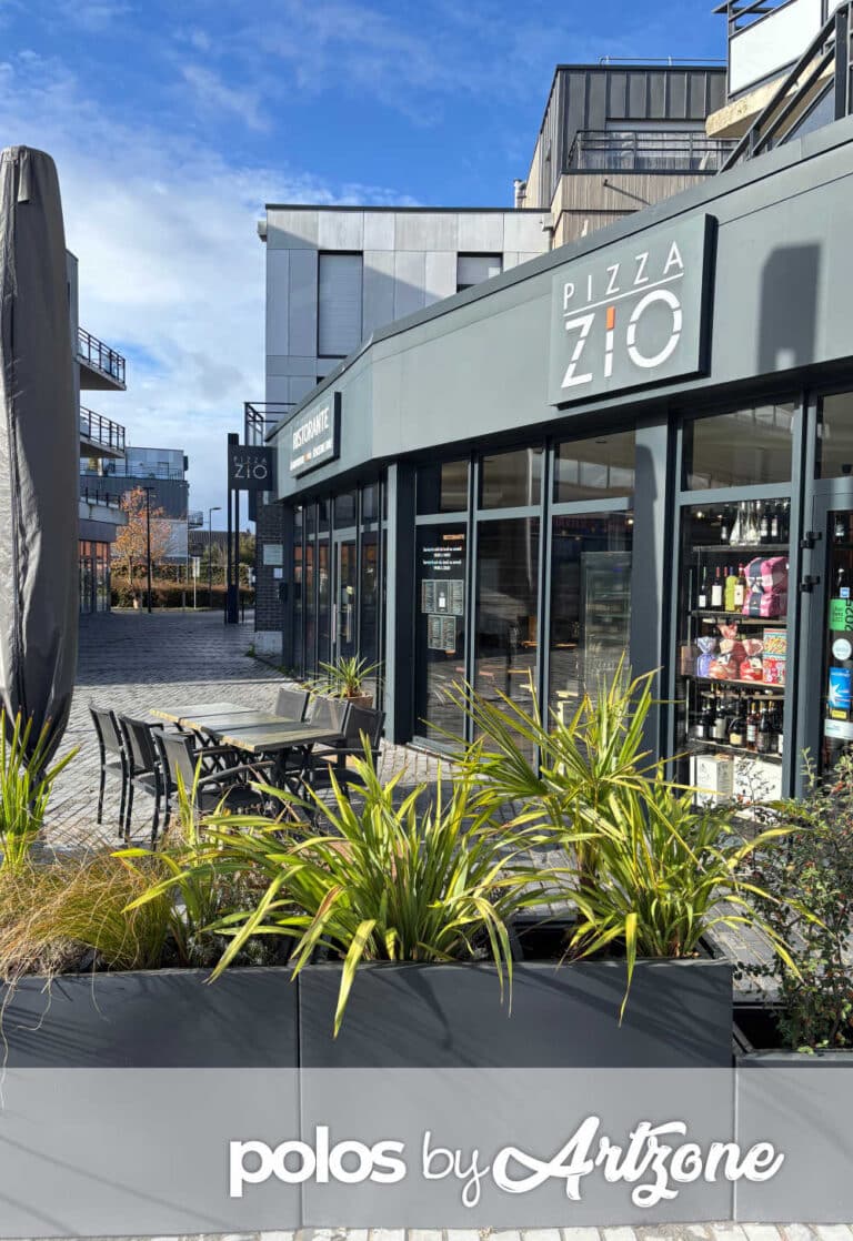 Polo noir personnalisé avec logo Pizza Zio Lesquin brodé sur la poche poitrine, réalisé par Art Zone dans les Hauts-de-France.