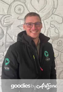 Régis, gérant d’Actis 3D, présente les objets publicitaires personnalisés réalisés par Art Zone.