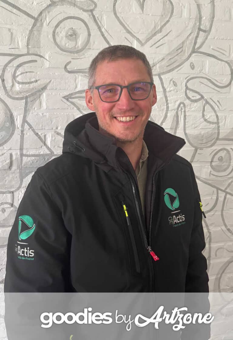 Régis, gérant d’Actis 3D, présente les objets publicitaires personnalisés réalisés par Art Zone.