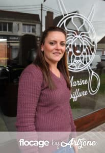 Pose du flocage de la vitrine du salon Marine Coiffure par l’équipe Art Zone, spécialiste du marquage vitrine dans les Hauts-de-France.