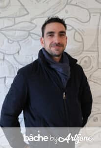 Bâche microperforée personnalisée fabriquée par Art Zone pour EP&I sur chantier.