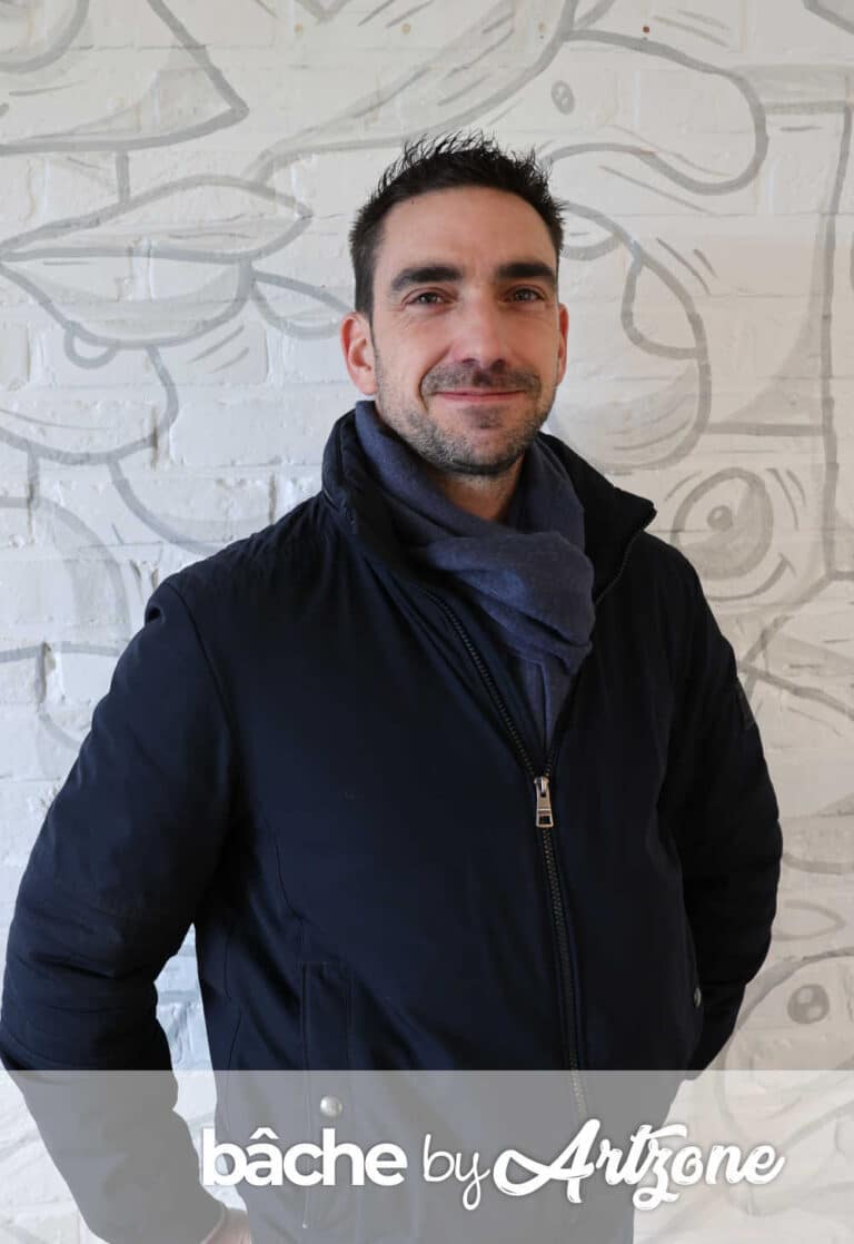 Bâche microperforée personnalisée fabriquée par Art Zone pour EP&I sur chantier.