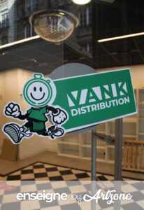 Création d’enseigne à Lille : design, impression et pose d’adhésifs pour la boutique Vank Ephémère. Une vitrine impactante en centre-ville.